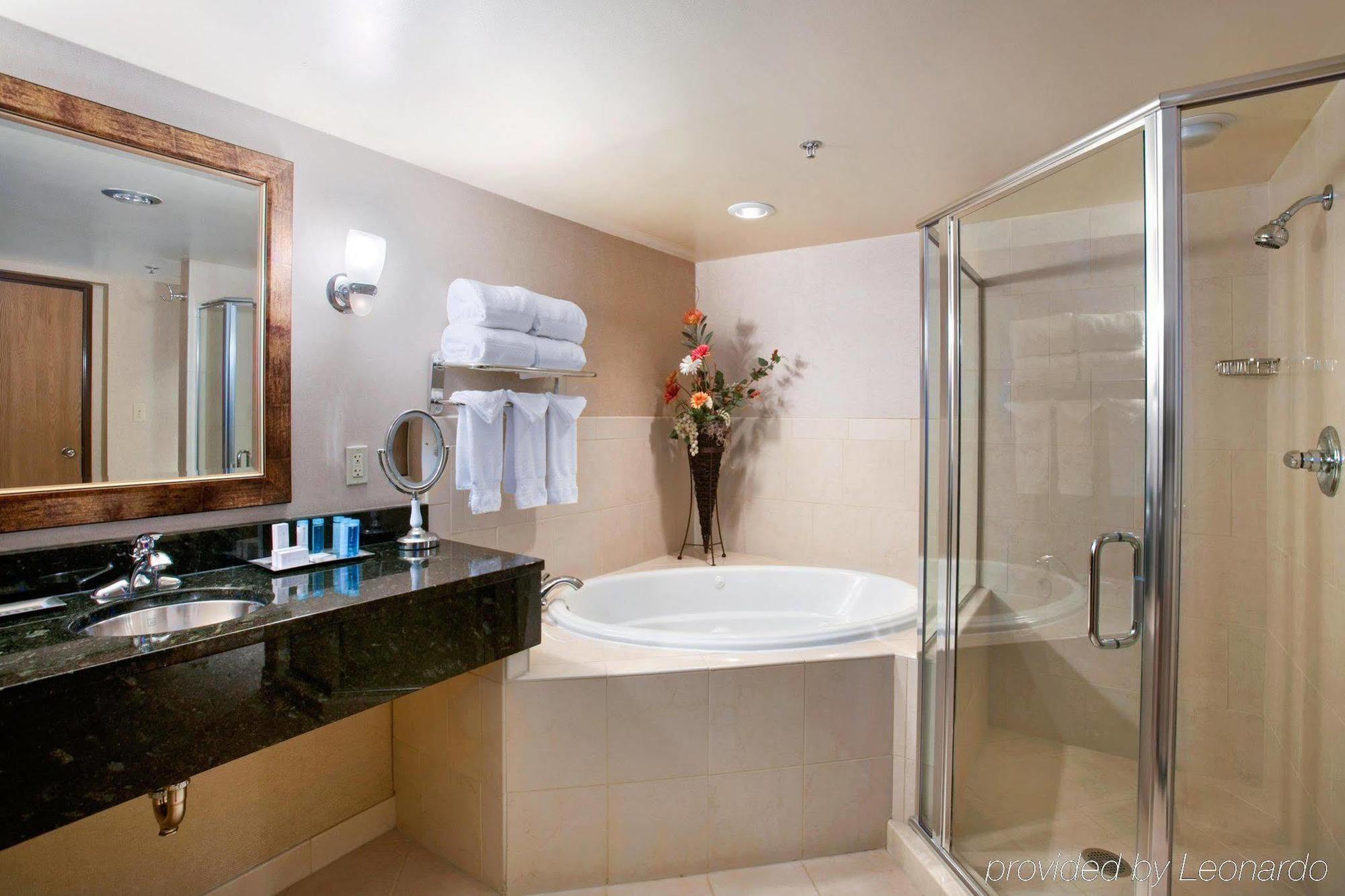 Doubletree By Hilton Airport Hotel Wichita